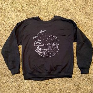 Black desert design pullover crew neck